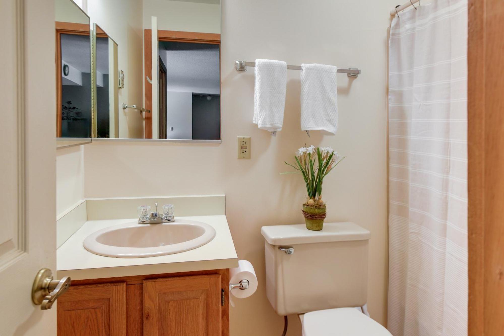 Well-Appointed Lincoln Abode Ski, Swim And Fish! Экстерьер фото