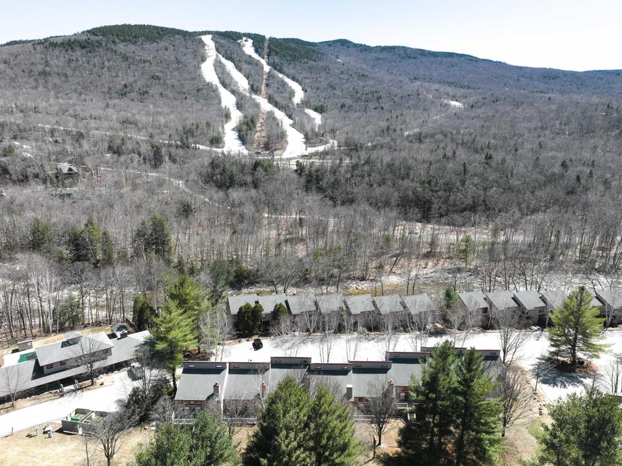Well-Appointed Lincoln Abode Ski, Swim And Fish! Экстерьер фото